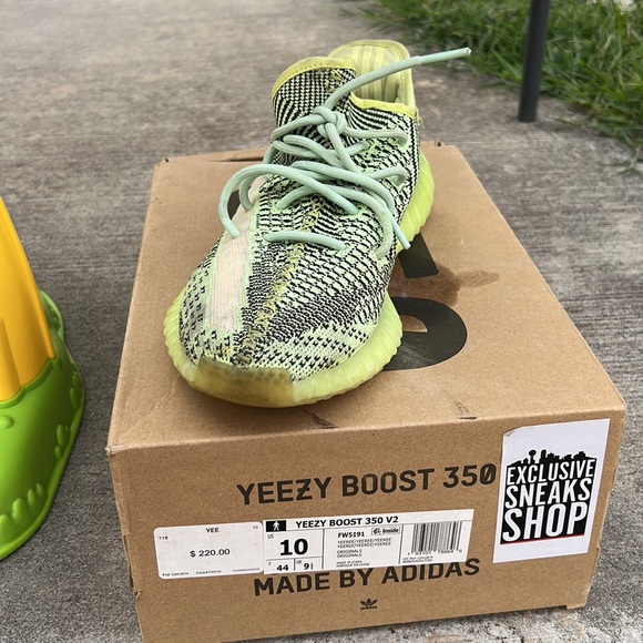 YEEZY BOOST 350 V2 - Picture 2 of 3